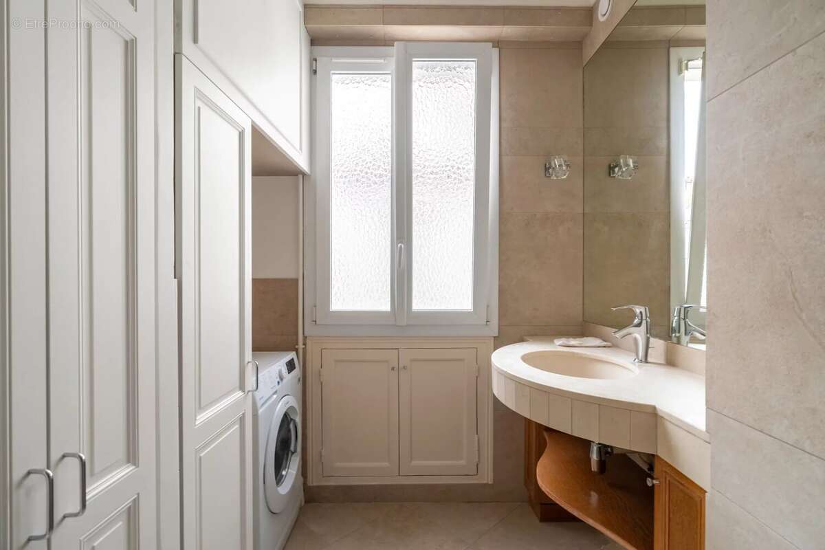 Appartement à PARIS-17E