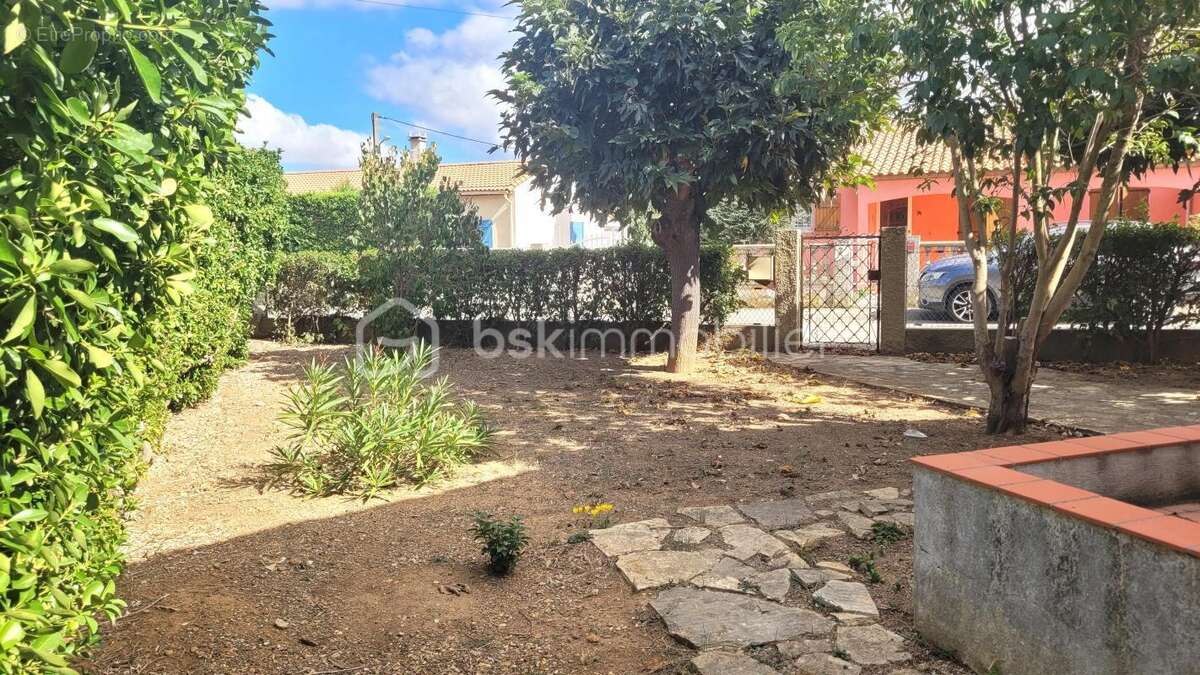 Villedaigne - villa r+1 de 160 m² - 4 faces - type 6 - 3 chambres - garage - piscine - parcelle de 970 m² - photo 15