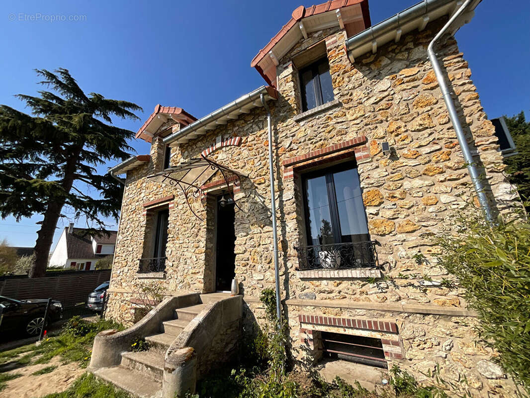 Maison à CHANTELOUP-LES-VIGNES