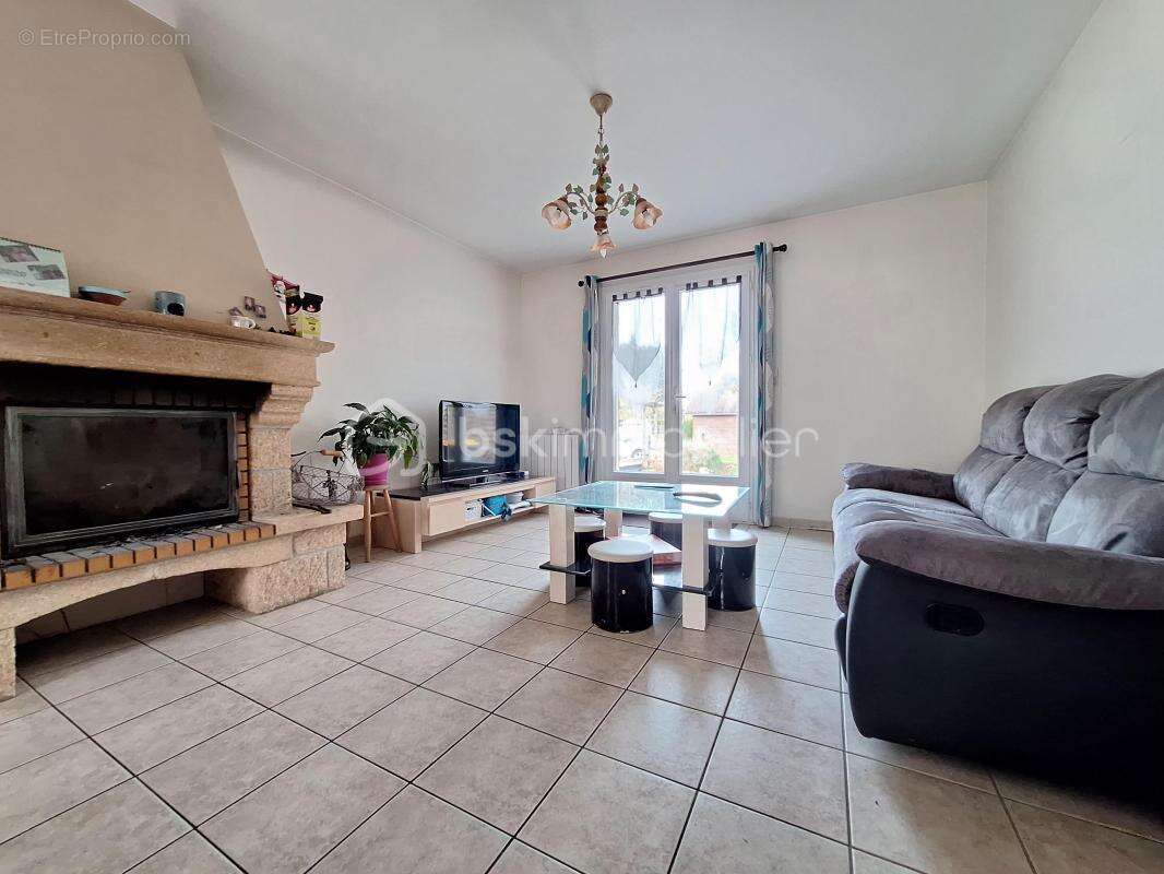 Maison à SAINT-DENIS-DE-L'HOTEL