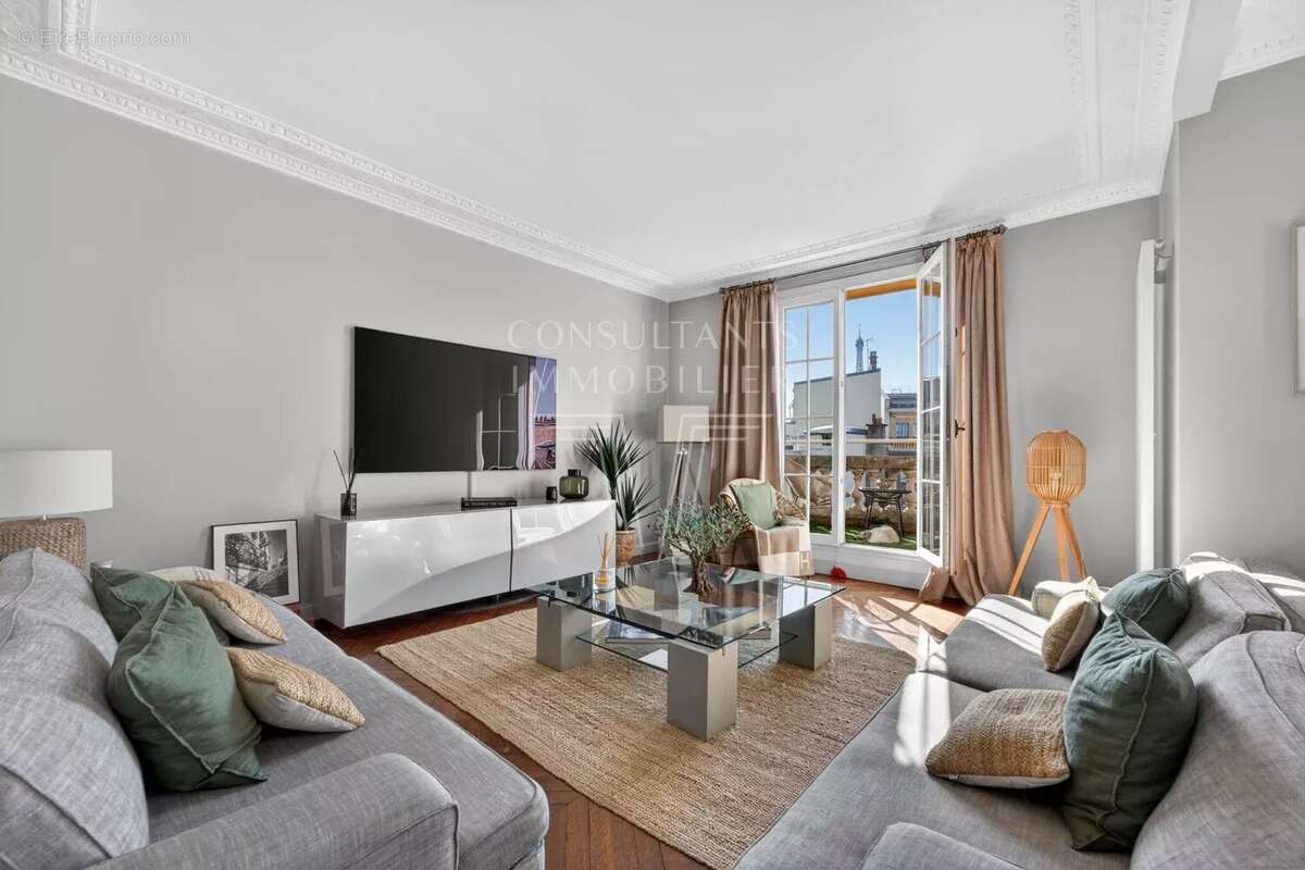 Appartement à PARIS-16E