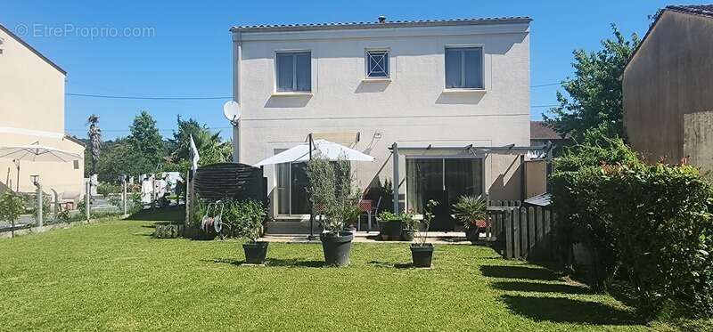 Maison à PINEUILH