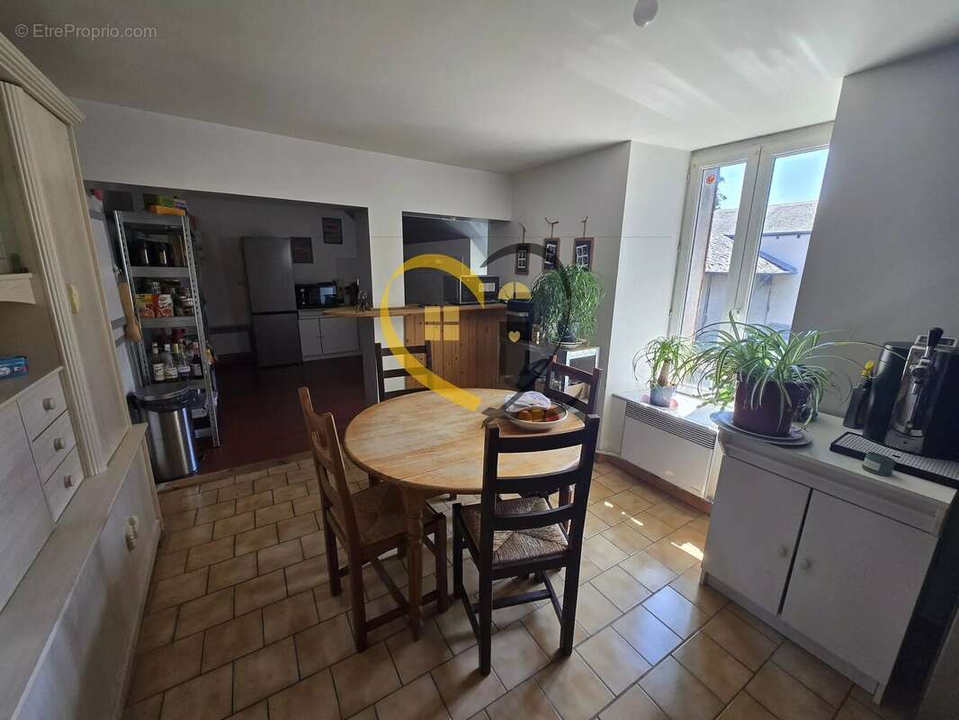 Ensemble immobilier local commercial et appartement à Henrichemont - photo 15