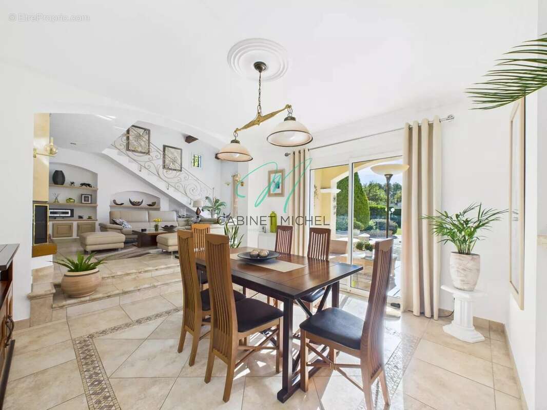 Maison à ROQUEFORT-LES-PINS