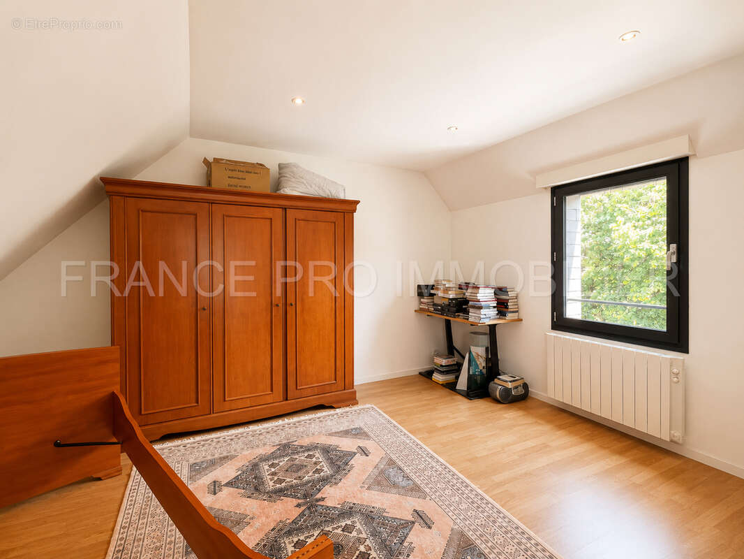 Spacieuse maison familiale de 165 m2 avec 5 chambres, 2 garages et jardin - photo 14