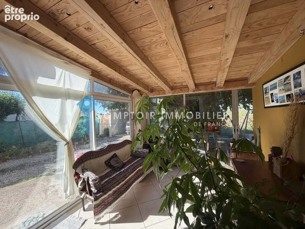 A VENDRE - NIMES - SECTEUR CHU CAREMEAU - MAISON 6 Pieces 136 m2 avec jardin arbore, véranda et dépendance - photo 4