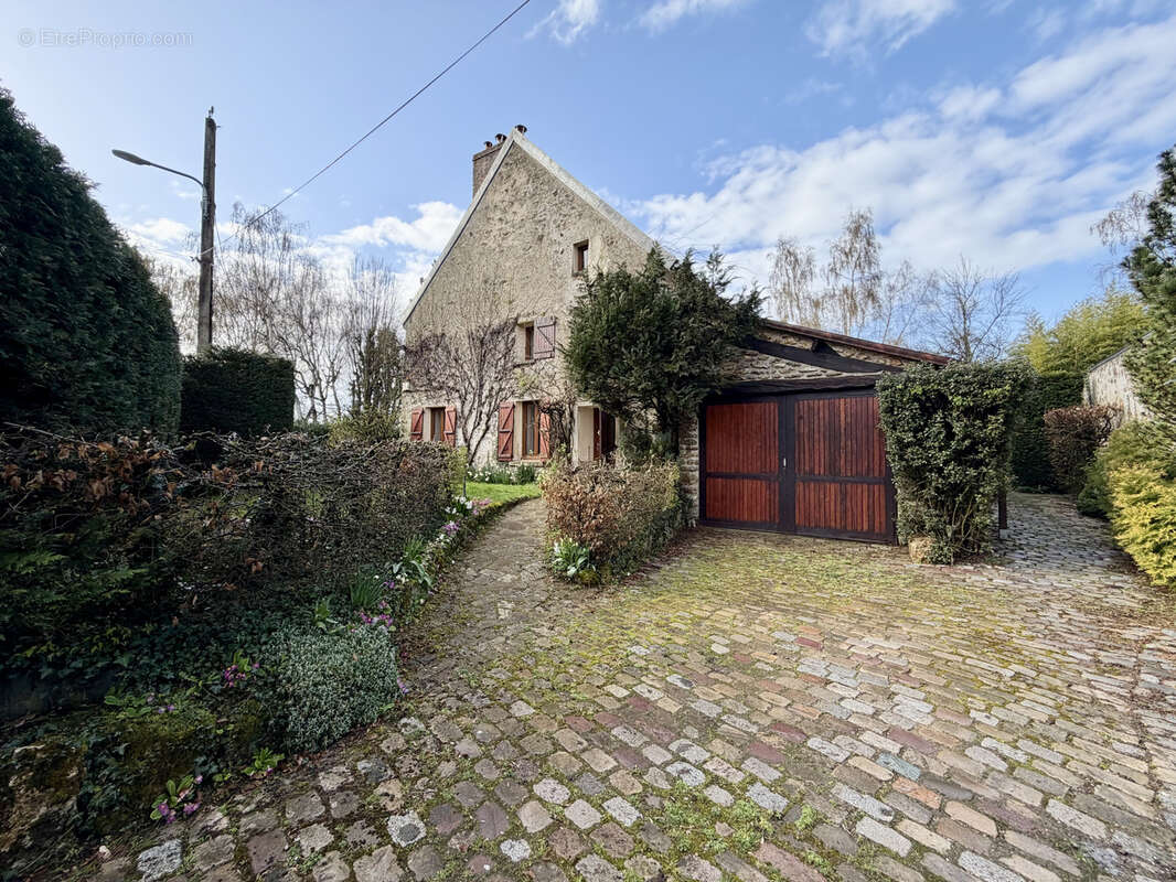 Maison à SAINT-CYR-SUR-MORIN
