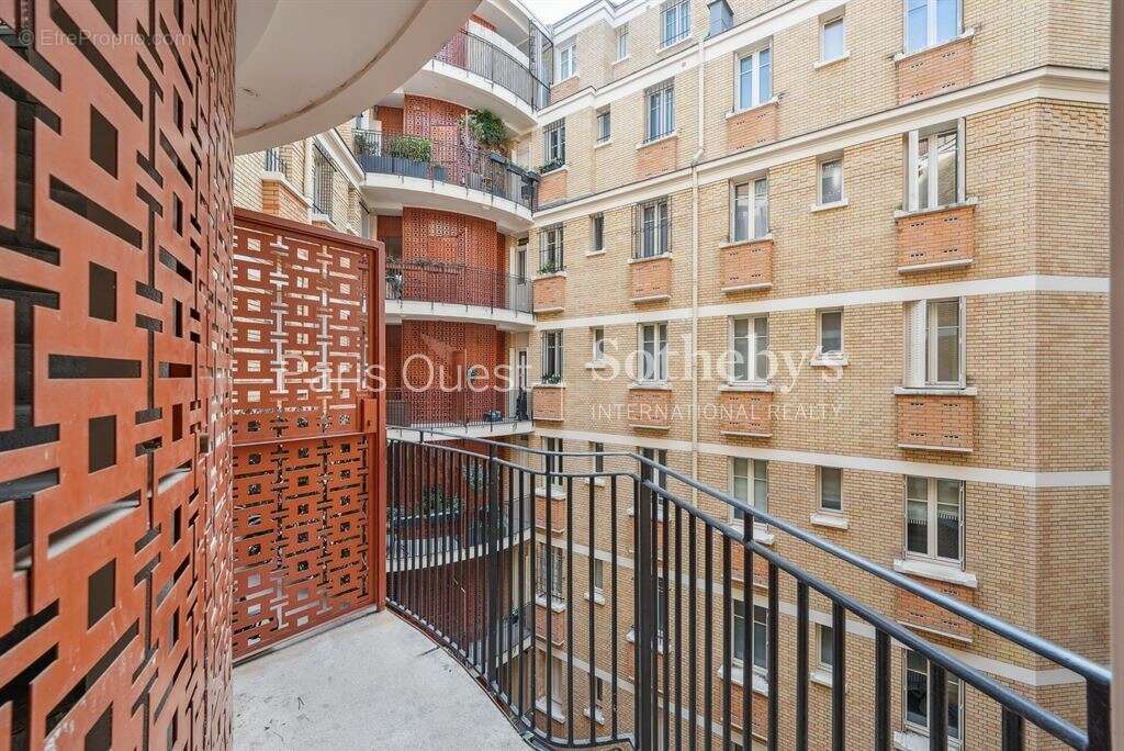 Appartement à PARIS-16E