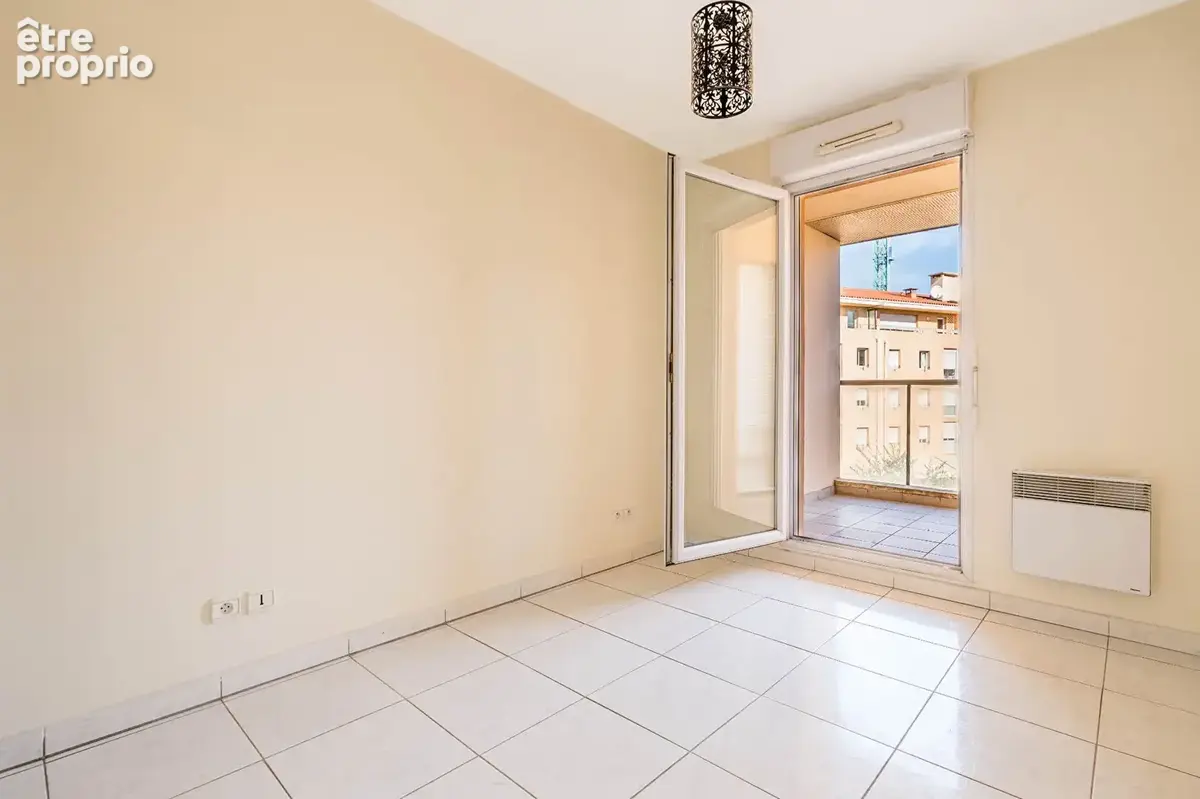 Exclusivité - coeur des allées provençales - t2 calme avec terrasse - photo 3
