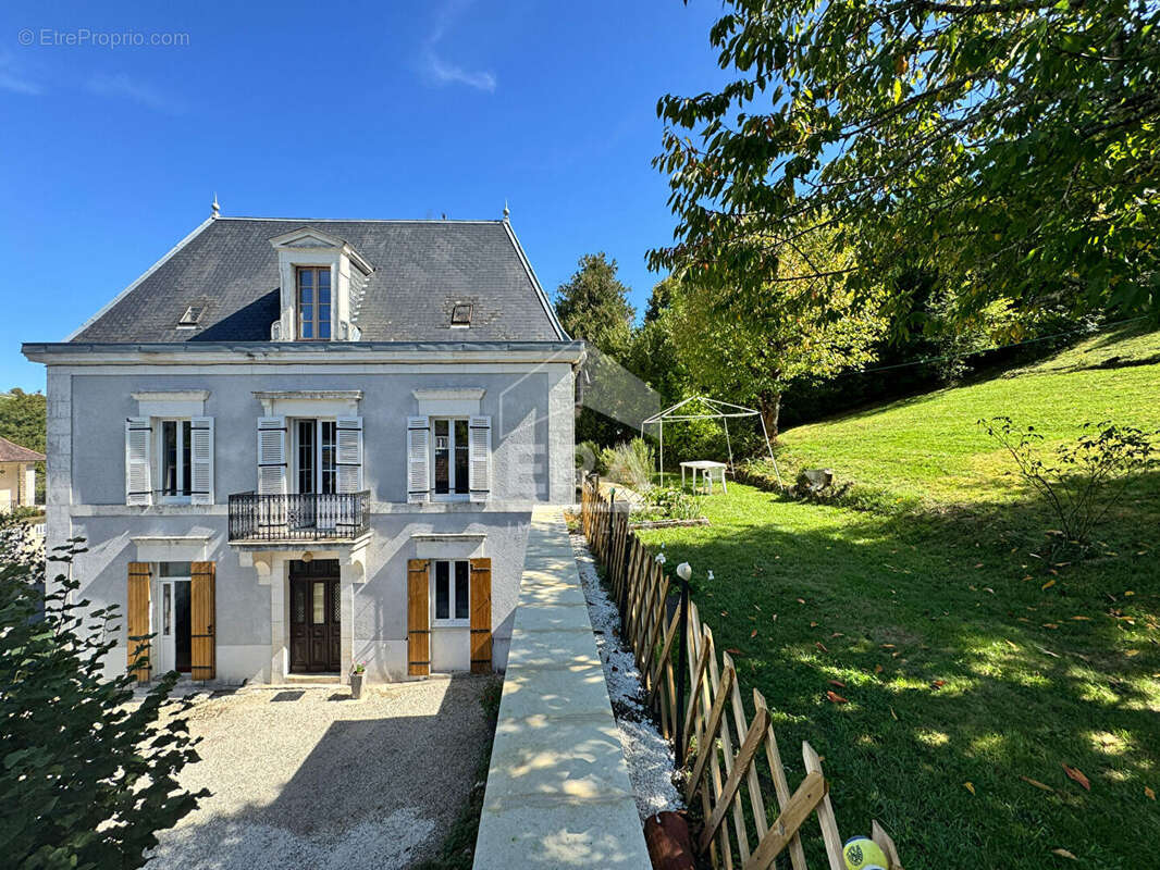 Maison à SAINT-PIERRE-DE-CHIGNAC