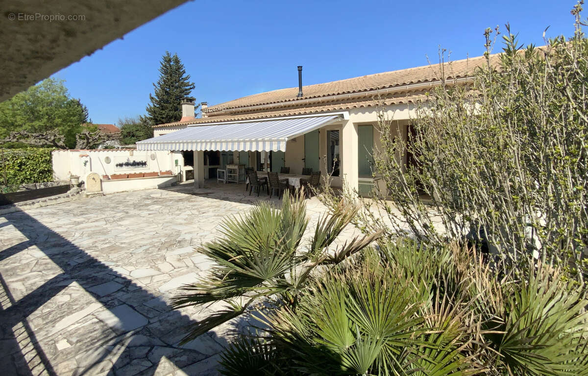 Villa de plain-pied, piscine, terrain paysagé et appartement indépendant. - photo 2