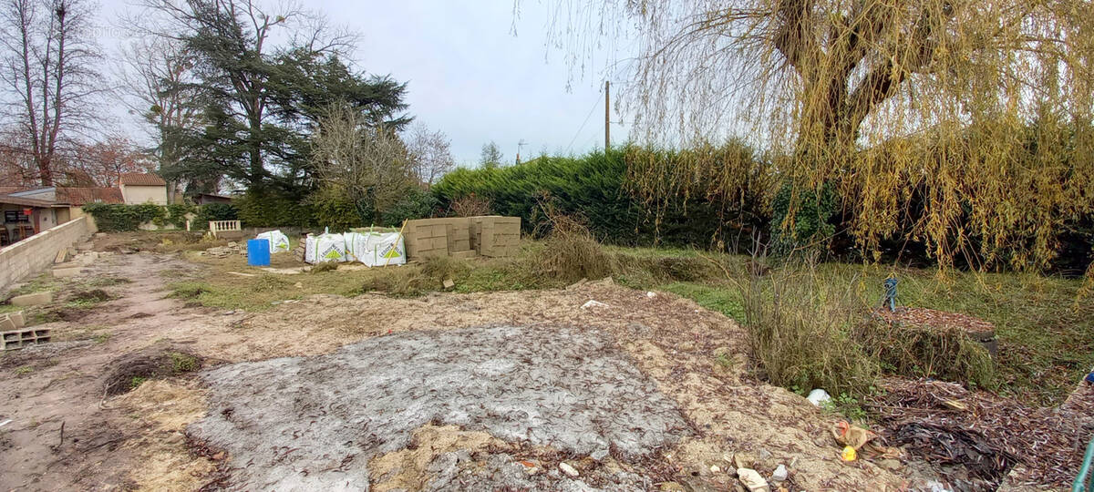 Terrain à AMBARES-ET-LAGRAVE