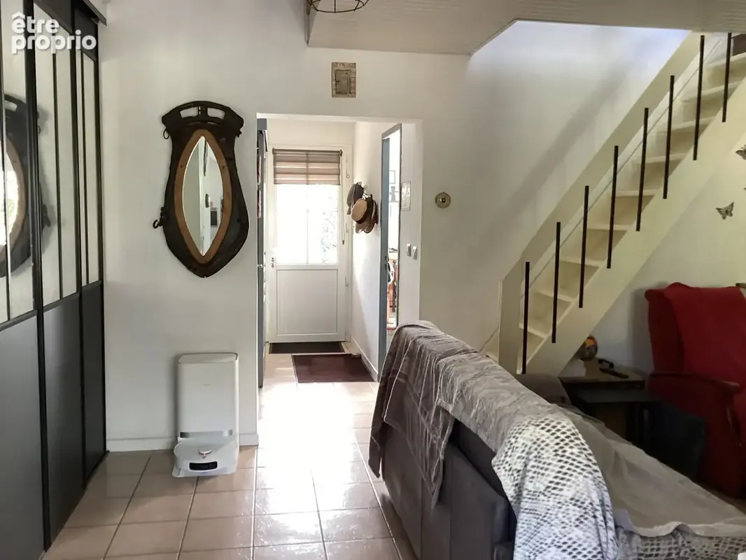 ENFILADE : ENTREE, SALON, ETAGE