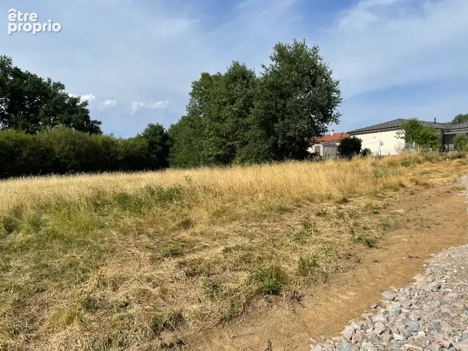 Terrain à CONDAT-SUR-VIENNE