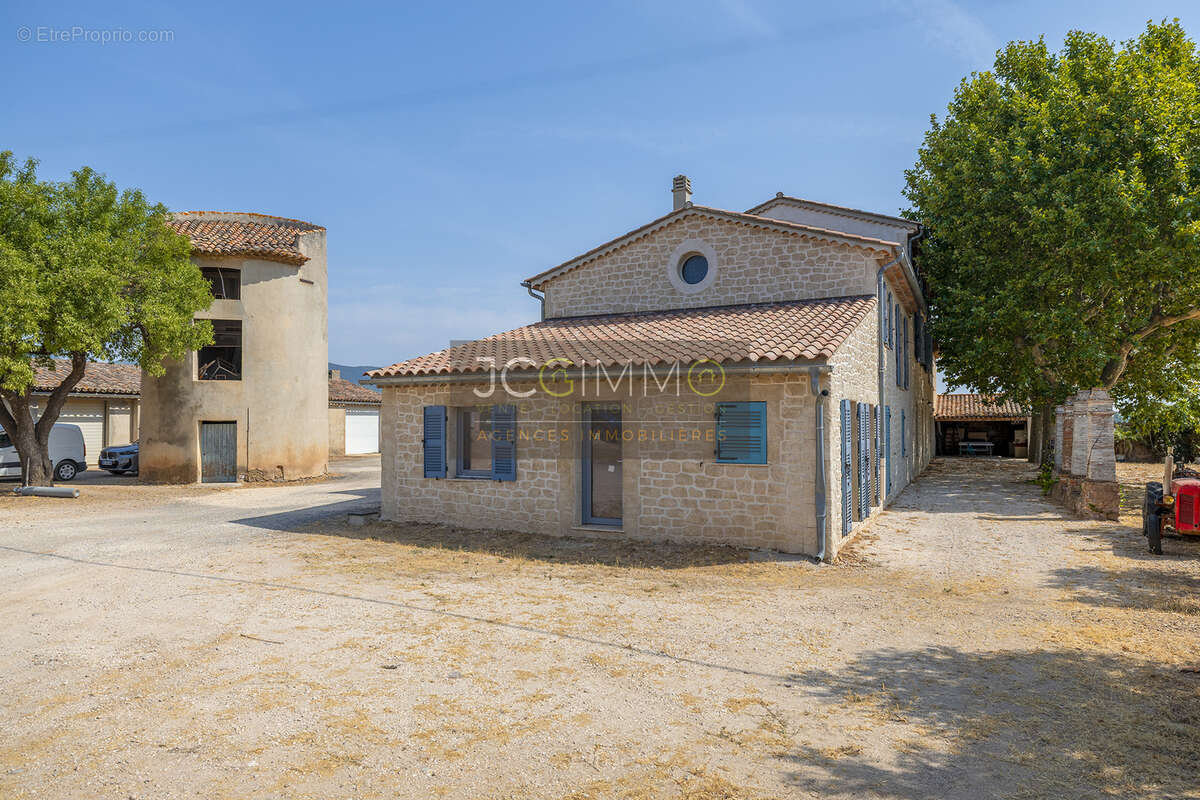 Domaine viticole avec 1 050m2 de bâtis et 300 000m2 (30 hectares) de vignes - photo 2
