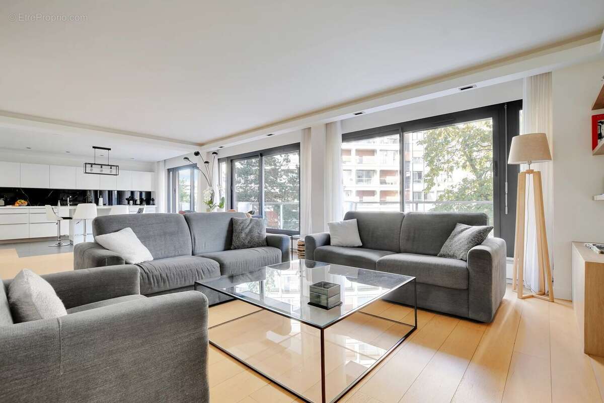 Appartement à PARIS-16E