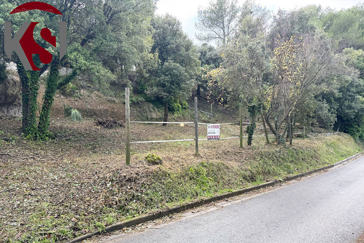 Terrain à SEILLONS-SOURCE-D'ARGENS