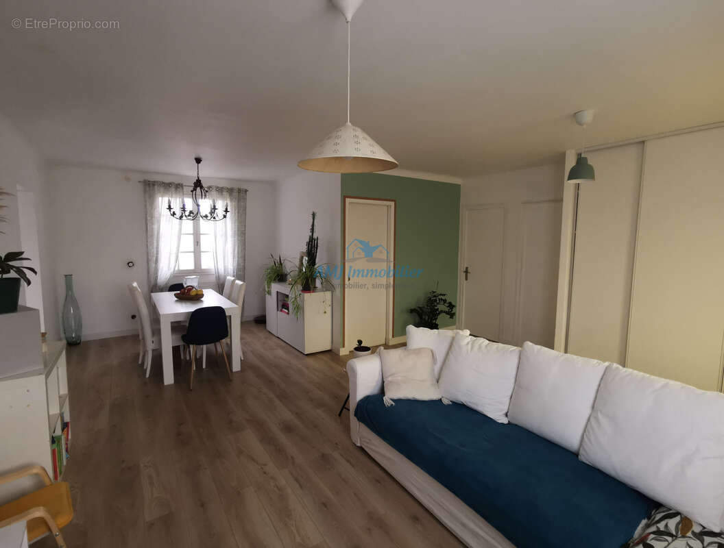 Maison à SAINT-HILAIRE-DE-CHALEONS