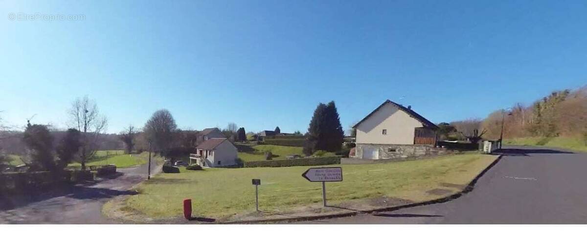 Terrain à SAINT-JAL