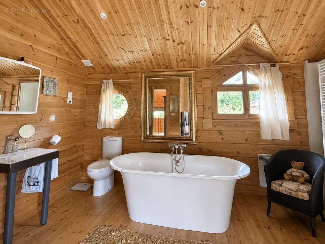 Salle de bain en bois avec baignoire îlot à Rabastens-de-Bigorre  - Maison à RABASTENS-DE-BIGORRE