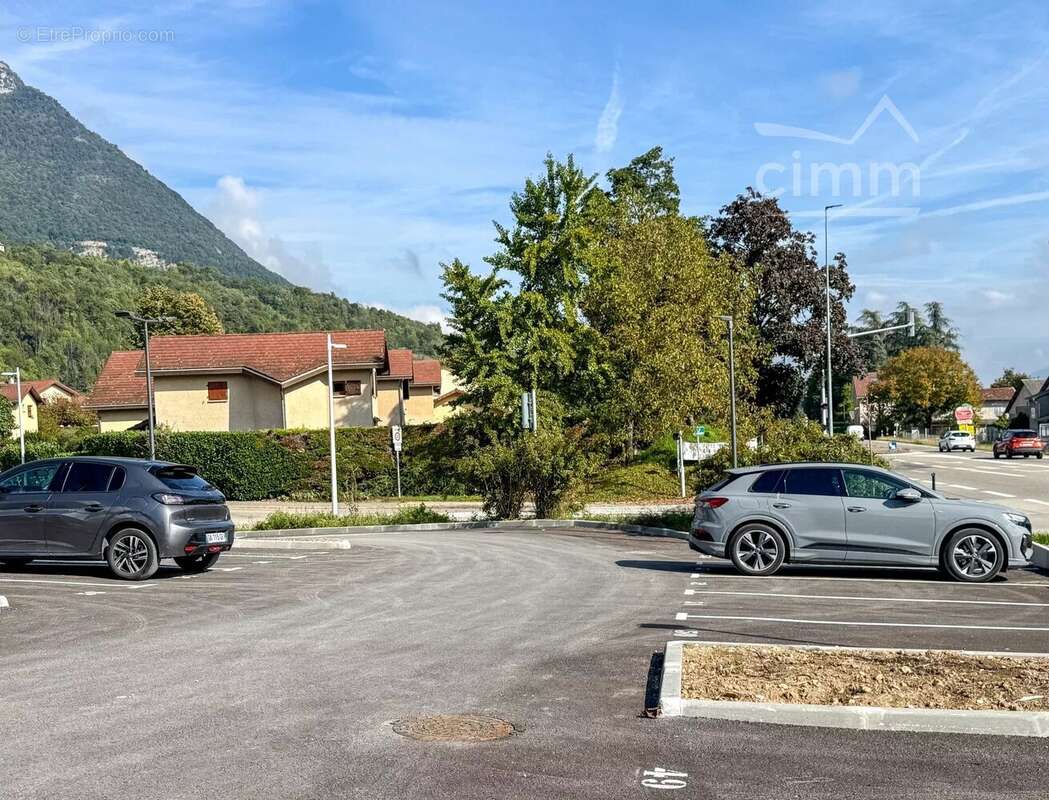 Commerce à LA TERRASSE