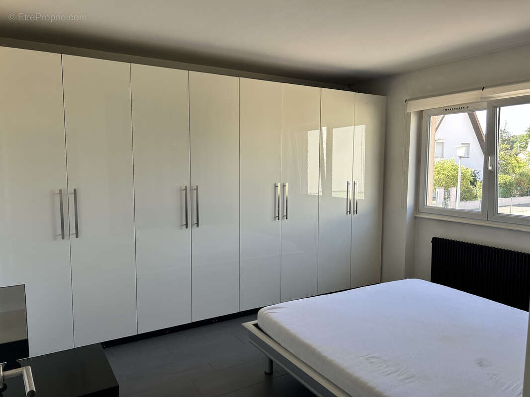 Vaste 4 pièces rénové idéalement situé dans petite résidence au calme - photo 9