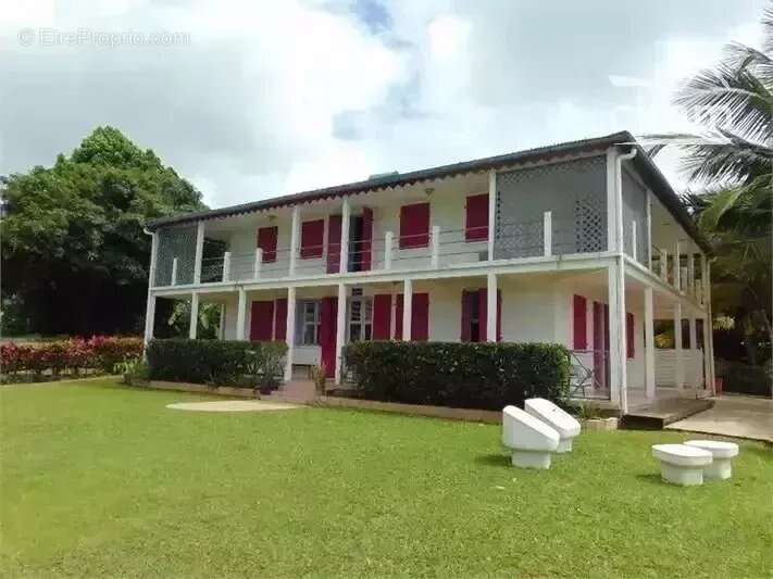 A vendre propriete deux batiments 8 pieces 304,26m² terrain 6595m² - photo 4
