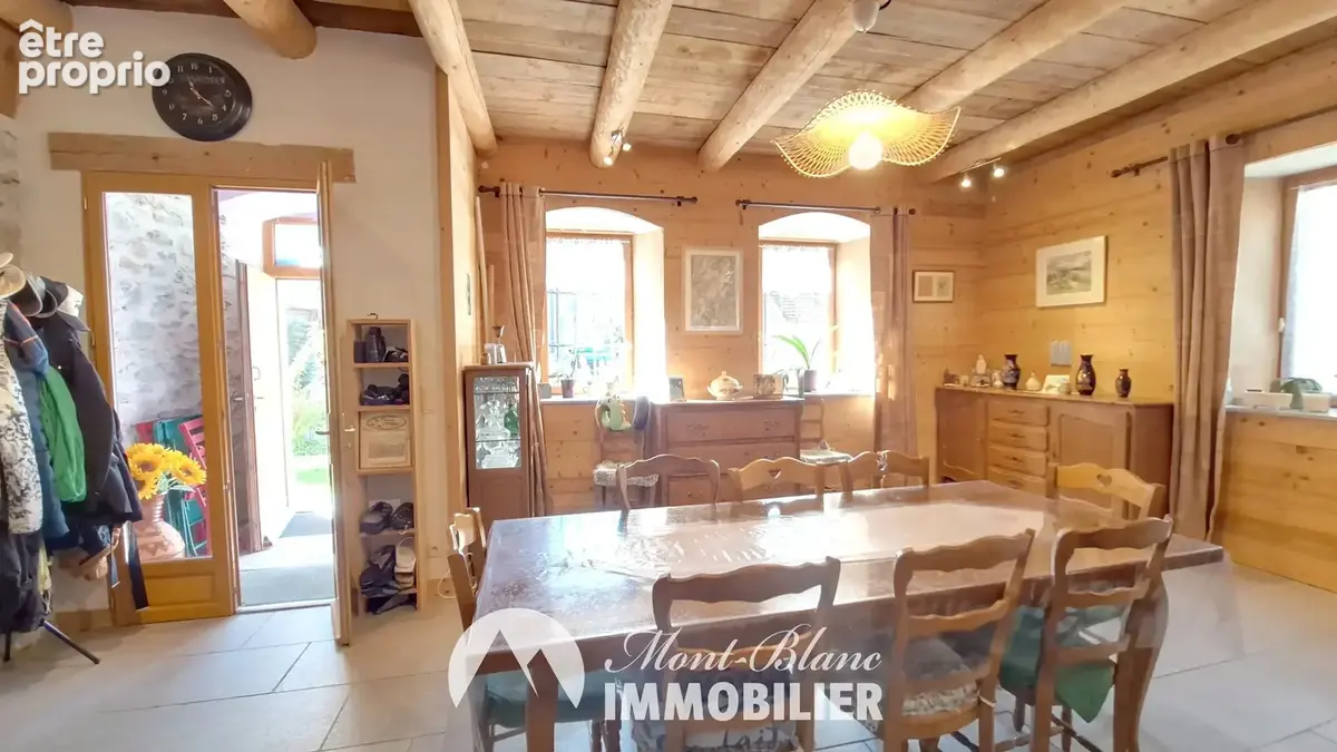 Une maison de caractère pleine de charme et de possibilités - photo 4