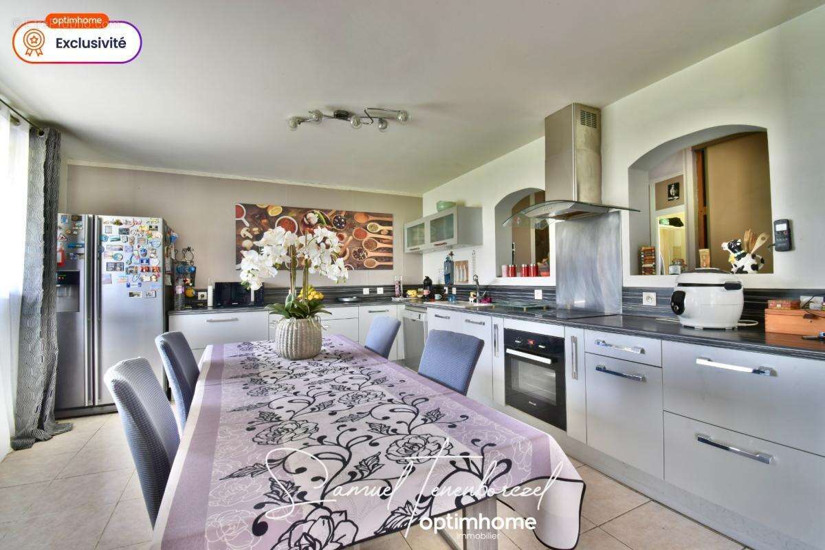 Maison familiale de 196 m² avec 4 chambres, double garage et grand terrain – Beuzeville (27210) - photo 3