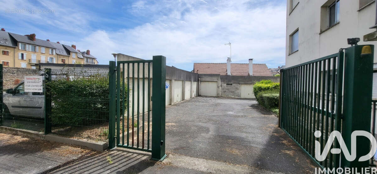 Photo 3 - Parking à LA RICHE