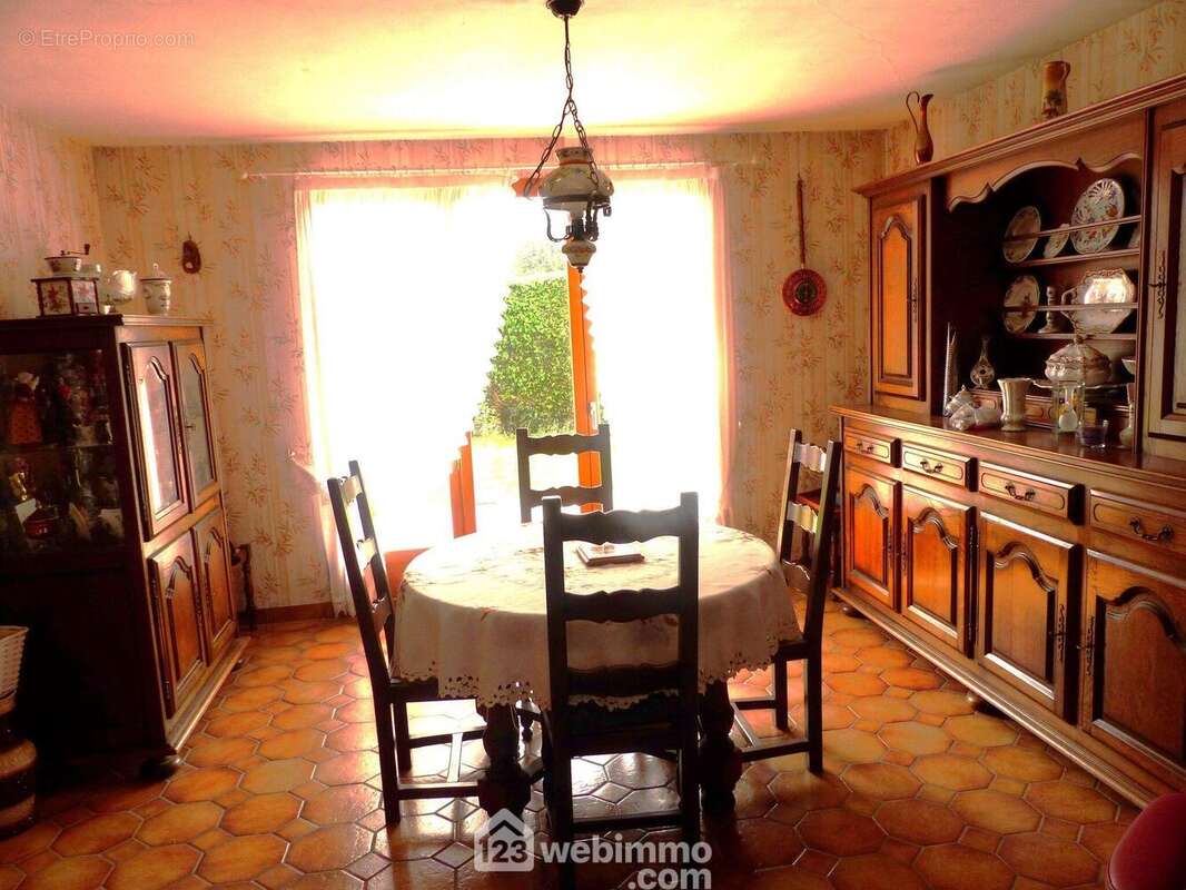 Une vue côté salle à manger. - Maison à FONTAINE-LE-BOURG