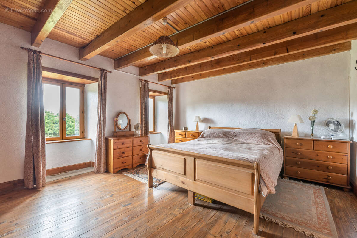 Maison à CHAMBON-SUR-DOLORE