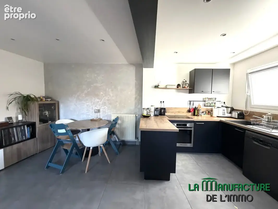 Maison de ville de 82 m2 avec terrasse et jardin de 126 m2 / le chambon-feugerolles-secteur Gaffard. - photo 4