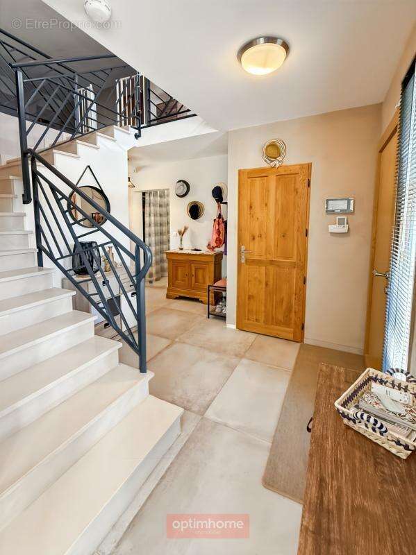 Margny-lès-compiègne – propriété contemporaine de 260 m² avec dépendance de plus de 170 m² - photo 2