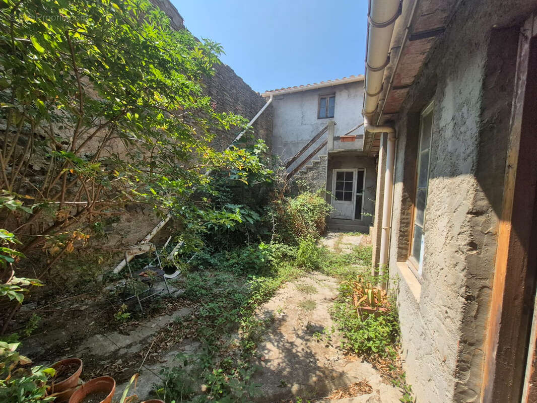 Maison de village avec cour, terrasse et immense garage   Azille (11700)   145 m2 habitables - photo 24