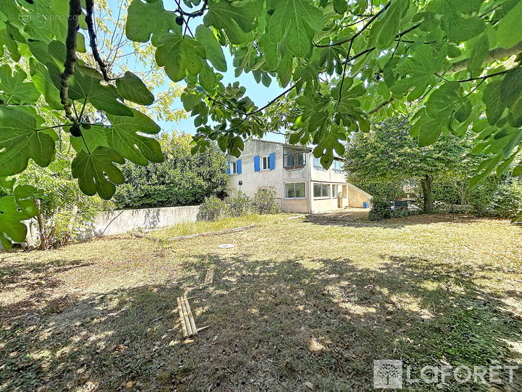 TRAVAILLAN -  Maison 190m², 5 ch, sur jardin 1000m² avec piscine - photo 13