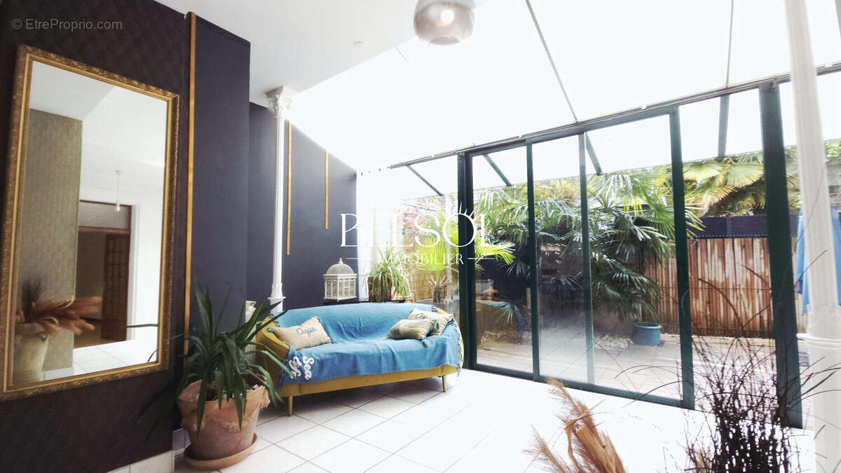      Coin salon - Terrasse extérieure véranda - Appartement à AIX-LES-BAINS