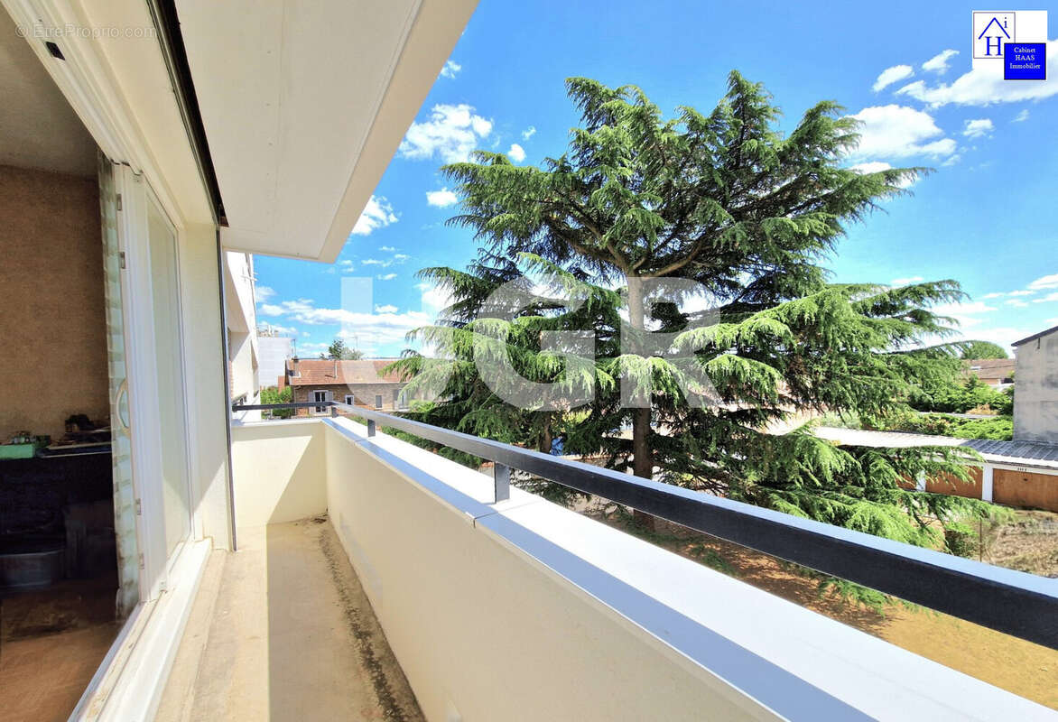 Balcon - Appartement à SAINT-MAUR-DES-FOSSES