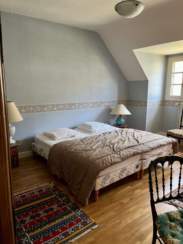 Maison à VIC-SUR-CERE