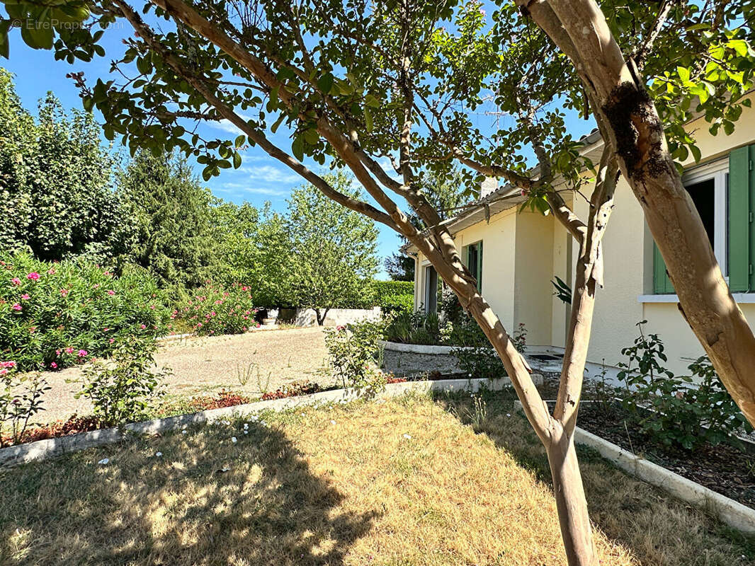 Maison de plain pied 131 m2 avec 1600m2 de jardin à Puymoyen - photo 17