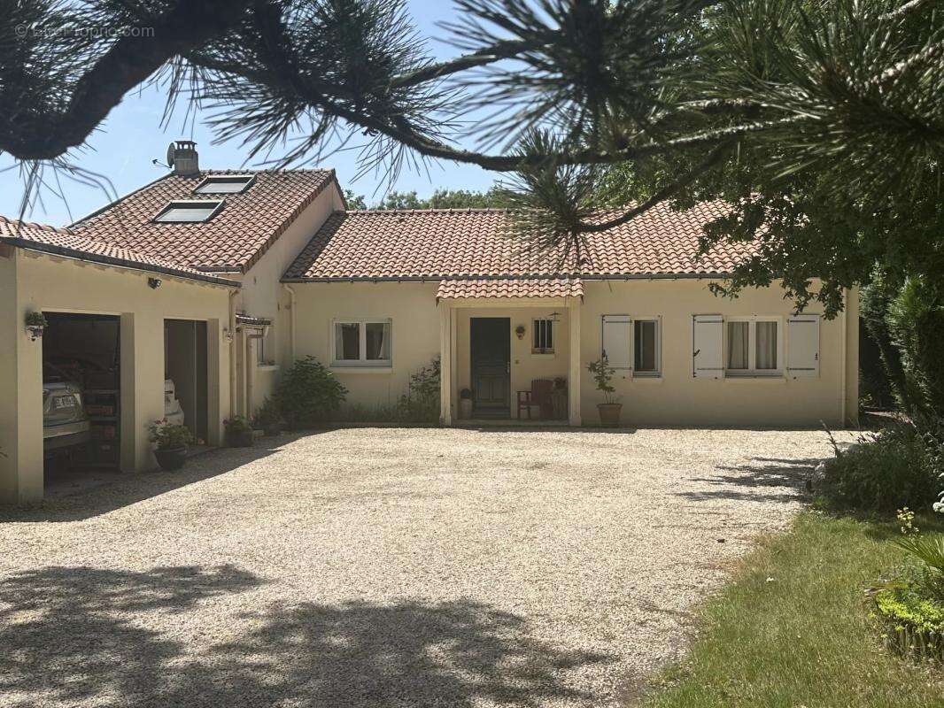 À vendre : Maison de plain-pied avec piscine et grand terrain paysagé au Cellier - photo 15