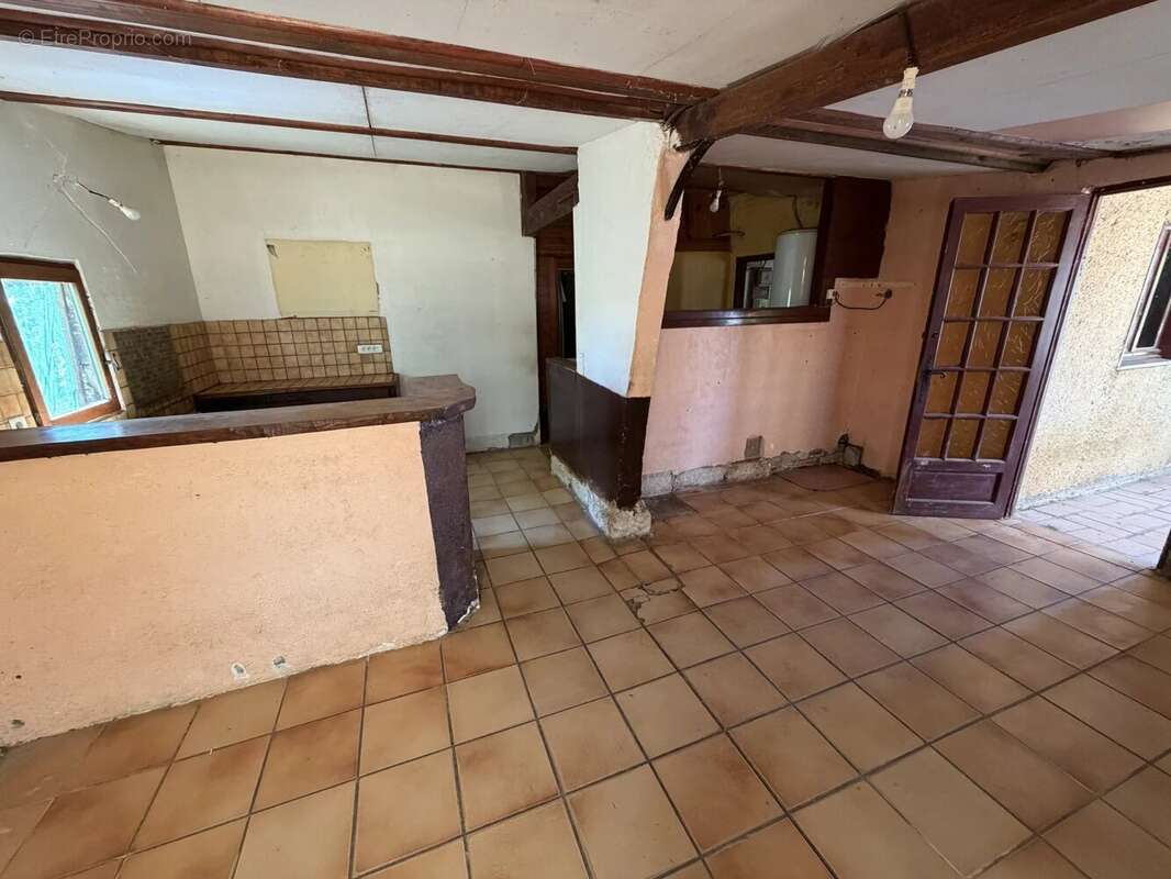 Maison de plain-pied à rénover sans voisinage immédiat - photo 2