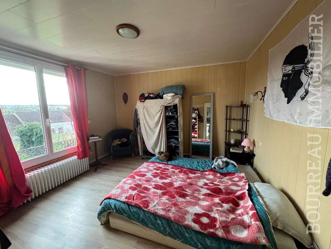 Appartement à LA CELLE-SAINT-CYR