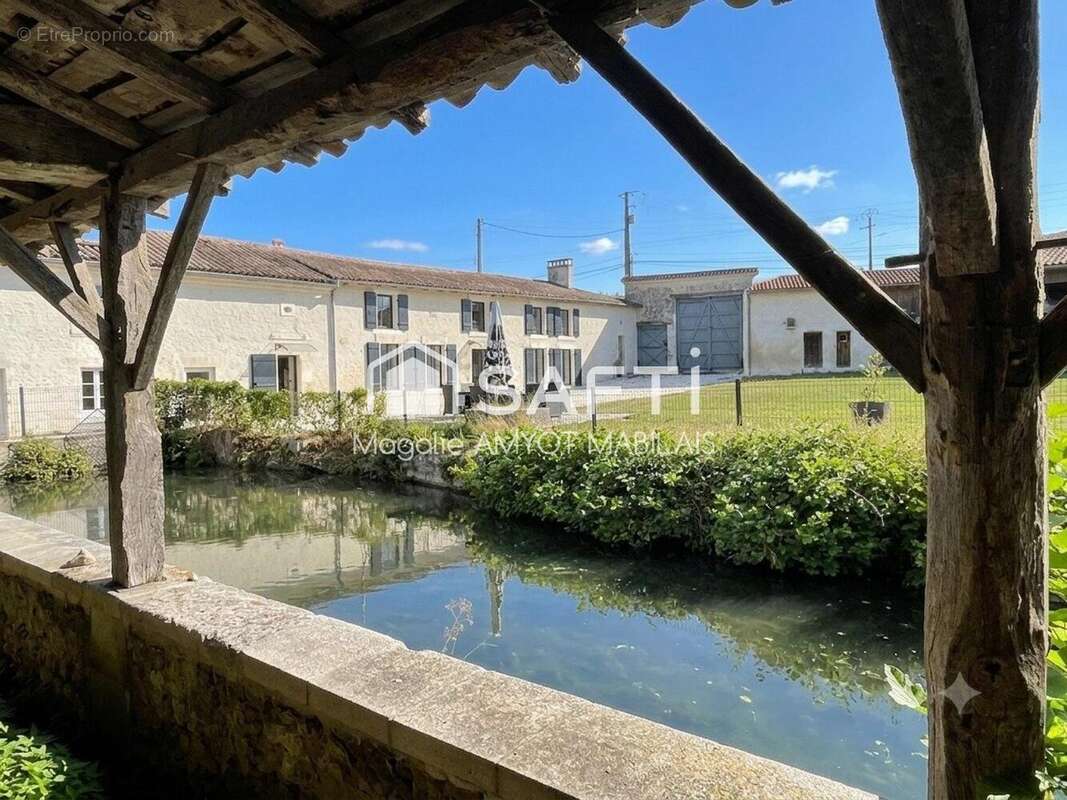 Maison 234 m² à Challignac  - photo 2