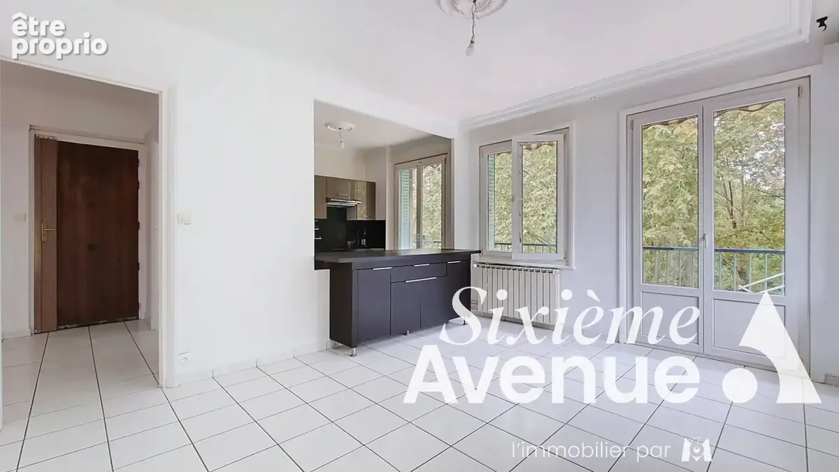 Givors centre  Grand T4 lumineux avec balcon, vue dégagée et cave de 28 m² - photo 2