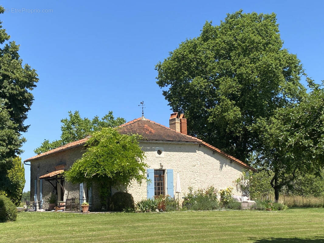 façade 1 - Maison à BELLON