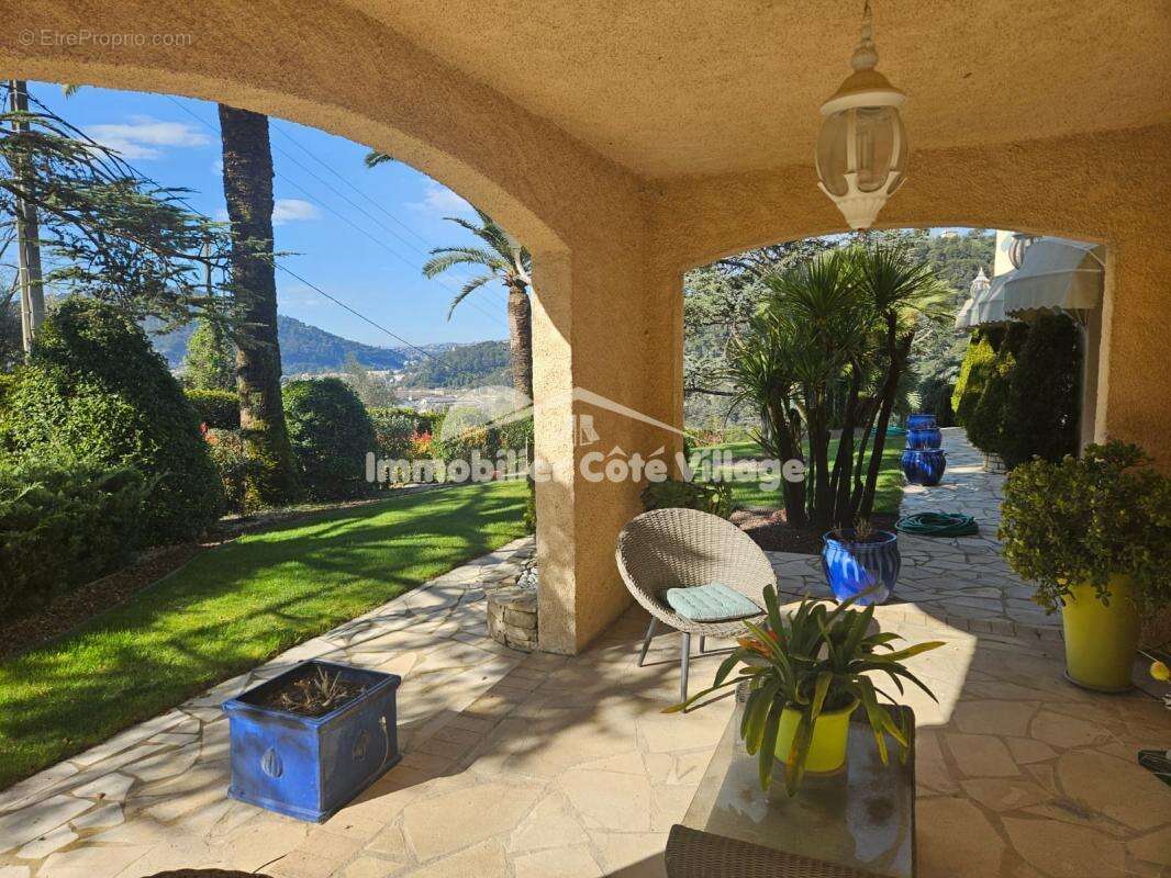 PERIPHERIE DE NICE Prestigieuse propriété,476m2 de surface - photo 5