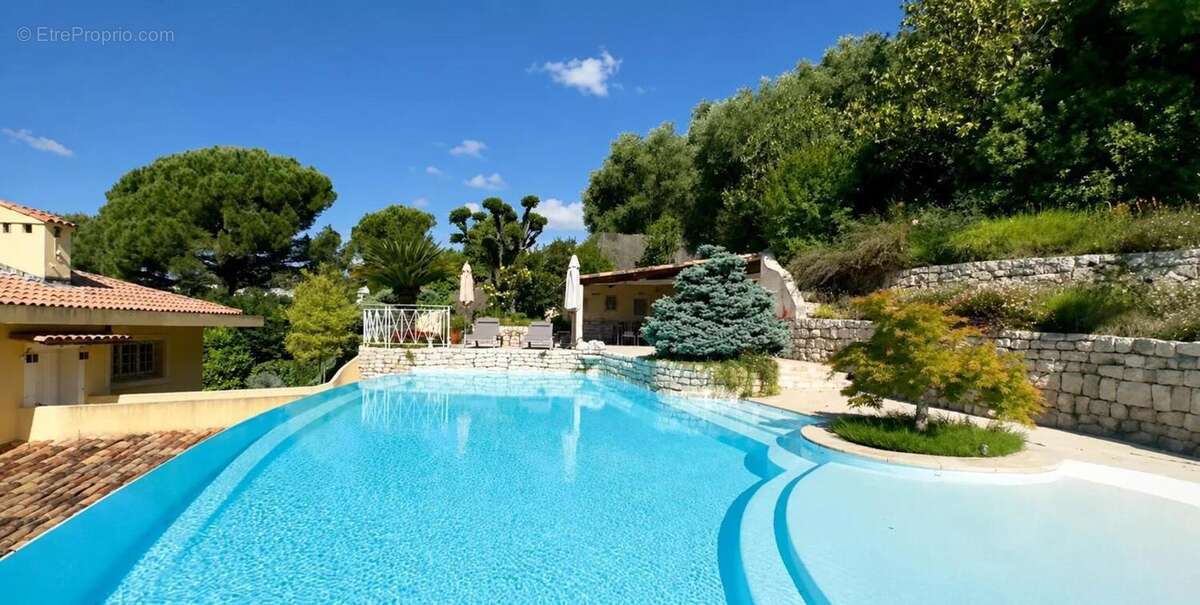 Superbe Maison de Maître avec Piscine et un Sublime Jardin Luxuriant !!! - photo 3