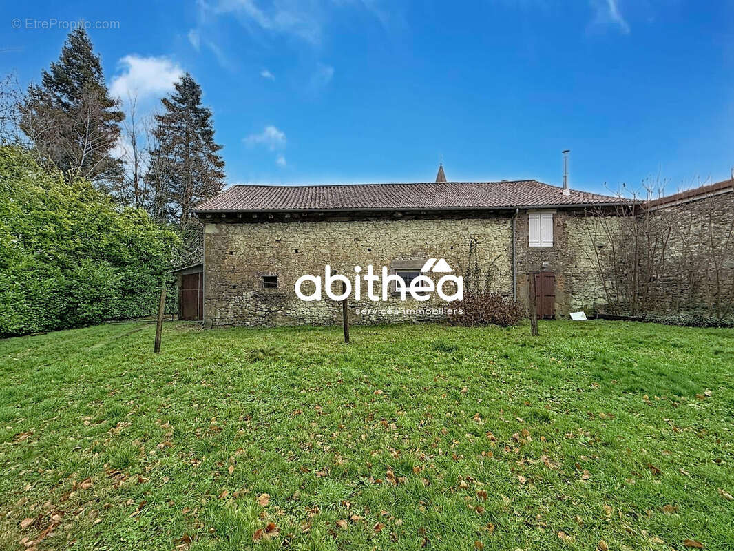 Maison de bourg en pierres, avec terrain de 2200m2 - photo 2