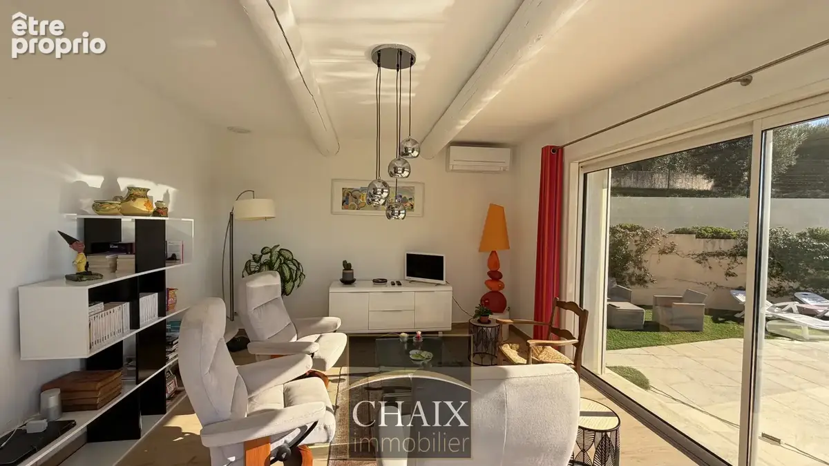 Villa lumineuse avec vue dégagée et piscine. - photo 6